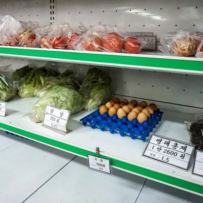 vihanneksia ja munia kaupan hyllyssä