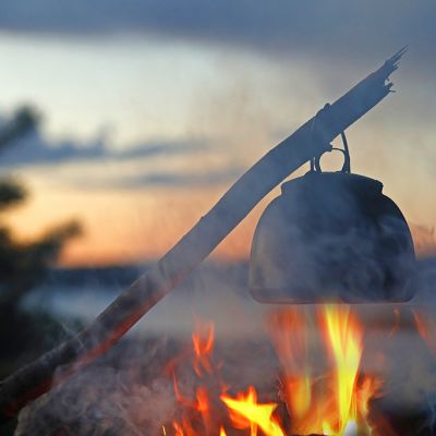 Kahvi valmistumassa leirinuotiolla.
