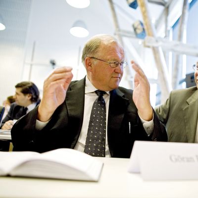 Ruotsin ja Norjan entiset pääministerit puhuivat keskenään Oslossa kesäkuussa 2008.