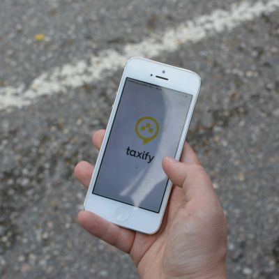 Taxify-sovellus älypuhelimen näytöllä