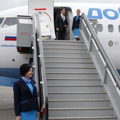 Venäjän pääministeri Dmitri Medvedev tutustui halpalentoyhtiö Dobroletin koneeseen Sheremetjevon kentällä Venäjällä 10. heinäkuuta.