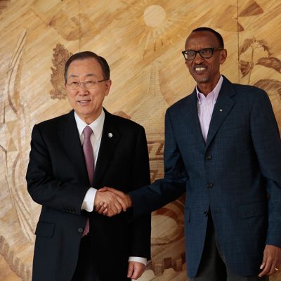 YK:n pääsihteeri Ban Ki-moon ja Ruandan Presidentti Paul Kagame tapasivat presidentin kansliassa 7. huhtikuuta 2014.
