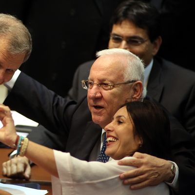 Israelin parlamentin Knessetin jäsenet Reuven Rivlin ja Meir Shitrit ottavat itsestään yhteiskuvan sen jälkeen kun Knesset oli valinnut Rivlinin Israellin uudeksi presidentiksi.