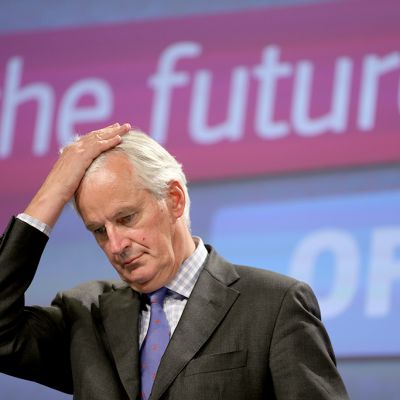 Michel Barnier on painanut oikean kätensä päätänsä vasten.