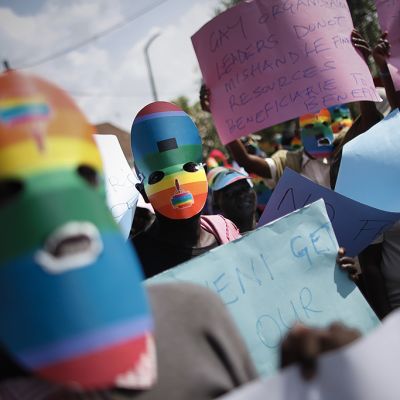 Sukupuolivähemmistöjen tukijat osoittavat mieltään homovastaista lakia vastaan.