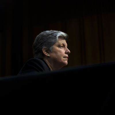 Janet Napolitano kuvattuna mustaa taustaa vasten.
