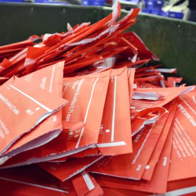 Joulupostin kuoria postin lajittelukeskuksessa.