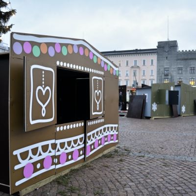 Tyhjiä joulukylän kojuja Lahden torilla