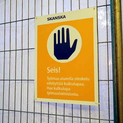 Pressutetussa kulkuesteessä on Skanskan kyltti, jossa kielletään työmaa-alueella oleskelu ilman kulkulupaa.