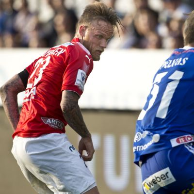 HIFK:n Mika Väyrynen ja HJK:n Aleksi Pelvas kamppailussa.