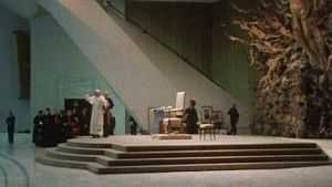 Paavi tervehtii häntä kuulemaan tulleita Vatikaanissa 1985