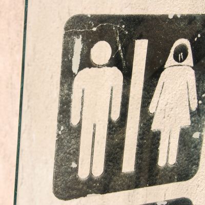 Logo med en man och en kvinna, unisex wc dörr