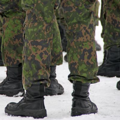 Varusmiesten jalkoja rivissä.