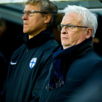 Suomen maajoukkueen päävalmentaja Hans Backe ja Markku Kanerva.
