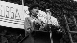 Hertta Kuusinen puhuu lakkokokouksessa Hakaniemessä Helsingissä Kemin lakon aikaan 1949. videokaappaus.