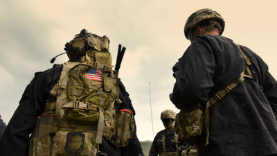 Amerikanska soldater fotograferade nerifrån i Afghanistan.