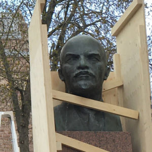 V. I. Leninin rintakuvaa pakataan puulaatikkoon Turun Puolalanmäellä.