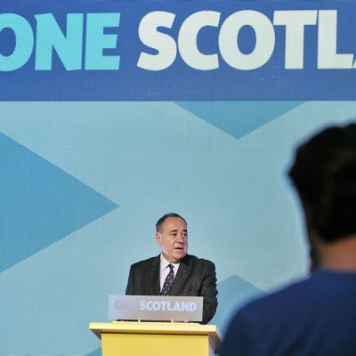 Alex Salmond puhui kannattajilleen kansanäänestyksen tuloksesta Edinburghissa perjantaiaamuna.