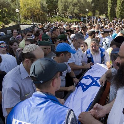16-vuotiaan israelilaispojan, Naftali Frenkelin arkkua kannettiin hautajaissaattueessa Nof Ayalonissa, Israelissa, 1. heinäkuuta 2014.