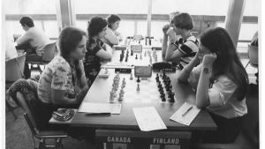 Aulikki mot Kanada i OS i Haifa 1976. Just det här partiet vann hon. Svartvit bild från 70-talet. Sex kvinnor som spelar schack.