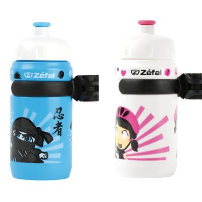 Dricksflaskor i plast med tecknade bild på en ninja eller barn med cykelhjälm.