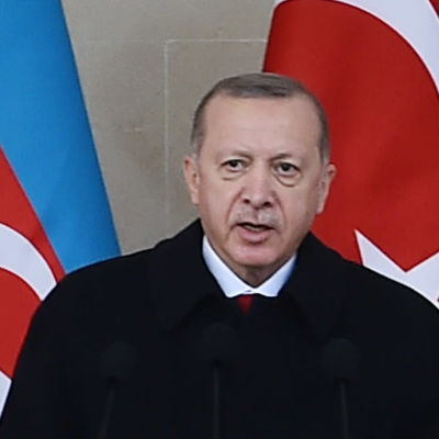 Turkiets president Recep Tayyip Erdogan håller tal i Baku