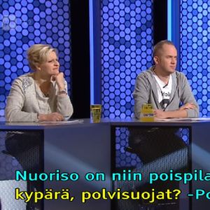 ruutukaappaus Villi kortti -ohjelmasta, pöydän ääressä kolme henkilöä, alla keskusteluteksti