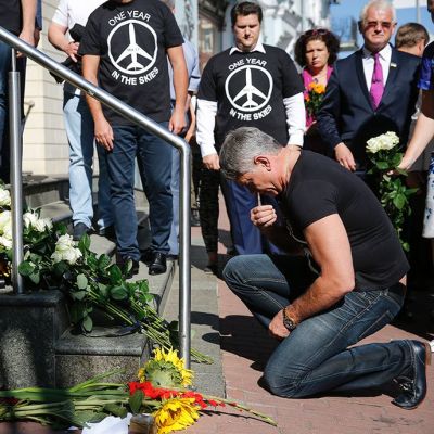 Ukrainalaisia muistamassa lentoturman uhreja Hollannin suurlähetystön edustalla Kiovassa perjantaina.