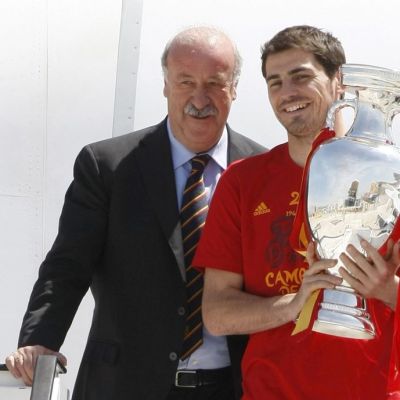 Päävalmentaja Vicente Del Bosque ja maalivahti Iker Casillas EM-pokaalin kanssa 2012.