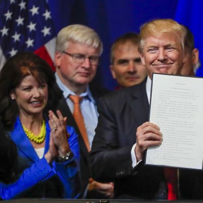 Yhdysvaltain presidentti Donald Trump esittelee allekirjoittamaansa viisumiasetusta.