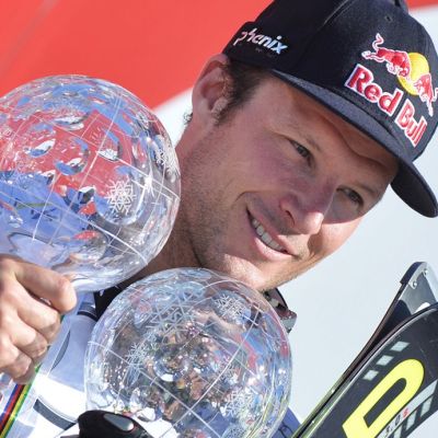 Norjan Aksel Lund Svindal poseeraa super-g:n maailmancupin kristallipallo kädessään.