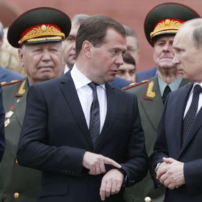 Venäjän presidentti Vladimir Putin (oik.) ja pääministeri Dmitri Medvedev "suuren isänmaallisen sodan" alkamisen muistopäivänä Moskovassa 22. kesäkuuta.