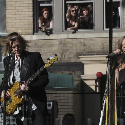Aerosmith soittamassa kadulla.
