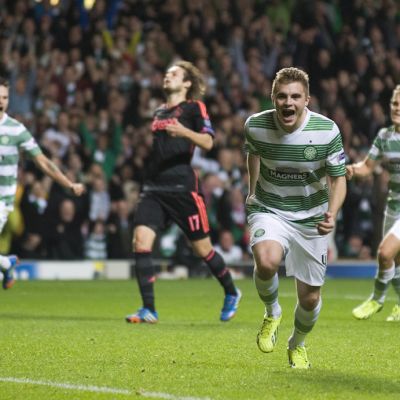 Celticin James Forrest tuulettaa maaliaan.