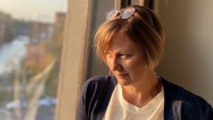 Marika Orenius är konstnär och lektor i konstpedagogik på Bildkonstakademin. Närbild på Marika Orenius.