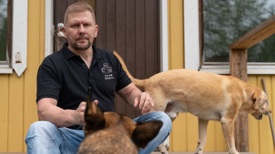 Ex-polisen Toni Lahtinen sitter på en trappa.