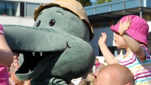 Staden bekostar en del program under Granidagen. Bland annat bjuds det på konsert med Aarne Alligator. En person iklädd alligator utklädnad (Aarne Alligator) och barn som sitter på sina föräldrars axlar.