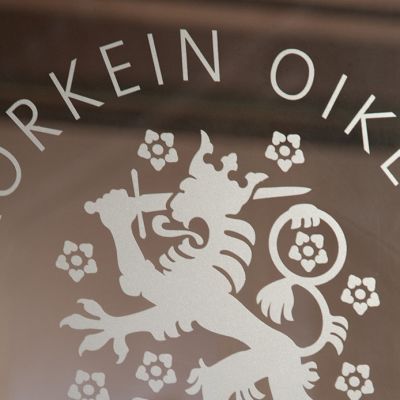 KKO:n tunnus sisäänkäyntiaulassa.