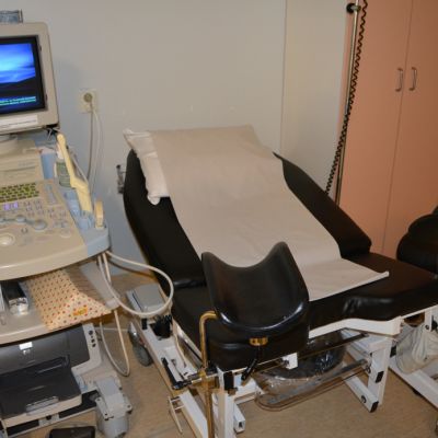 Tutkimuspeti ja ultraäänilaite Kainuun keskussairaalan synnytysosastolla