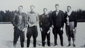 Sjundeå IF har inte bara sysslat med handboll. Bilden är tagen vid Mariestafetten i skidning i Lojo år 1954. SIF:s vinnande lag bestod av Sven Lostedt, Frey Fröberg, Alvar Österberg, Valter Lostedt och Lars Monthén. Från vänster: Sven Lostedt, Frey Fröberg, Alvar Österberg, Valter Lostedt och Lars Monthén
