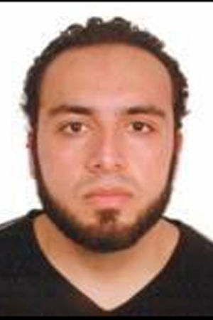 Polisen vill förhöra den 28-årige amerikanska medborgaren Ahmad Khan Rahami som ursprungligen kommer från Afghanistan Polisen vill förhöra den 28-årige amerikanske medborgaren Ahmad Khan Rahami som ursprungligen kommer från Afghanistan