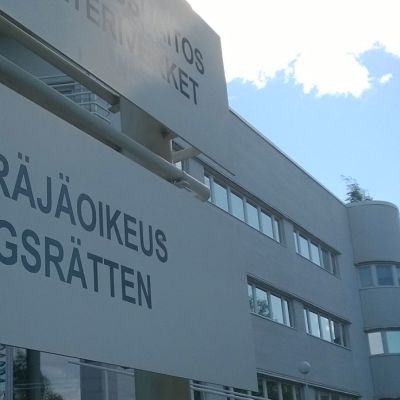 Kuvassa osa valtion virastotalon opaskylttiä. Teksti Käräjäoikeus näkyy.