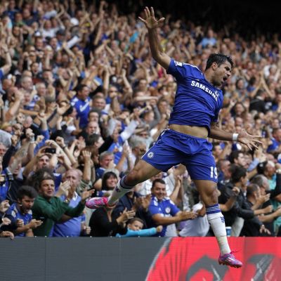 Chelsean Diego Costa tuulettaa maalia Swanseaa vastaan.