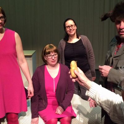 Riäkkyteatterin Miniä-esityksen harjoituksissa Auli Partio (vas.), Minna Penttinen, Sari Hirvonen, Ilpo Jorasmaa ja Juha Alanen.