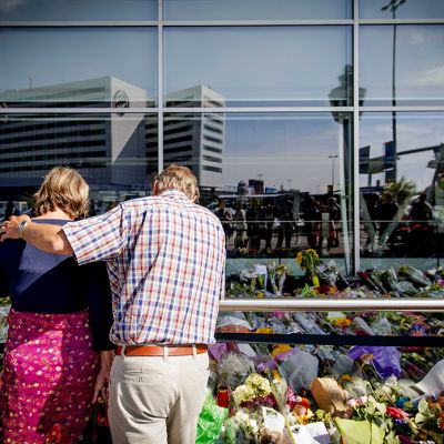 MH17-lennolla menehtyineiden muistoksi tuotuja kukkia Schipholin lentokentän edustalla Amsterdamissa 22. heinäkuuta.