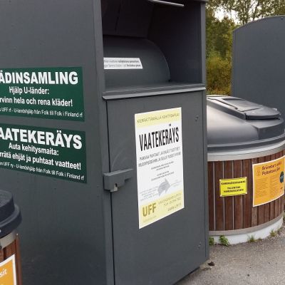 Vaatteiden keräyslaatikoita.