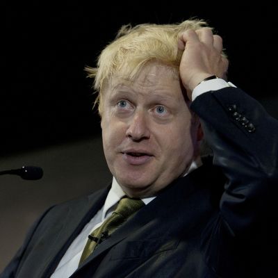 Boris Johnson haroo hiuksiaan.