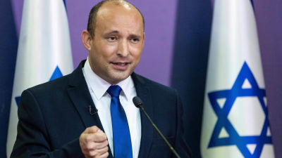 Den israelisk apolitikern Naftali Bennett håller tal.