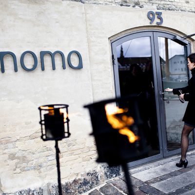 Asiakkaita menossa Noma-ravintolaan.