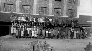 Anställda vid Kupittaan Savi på 1930-talet. Anställda vid Kupittaan Savi på 1930-talet.